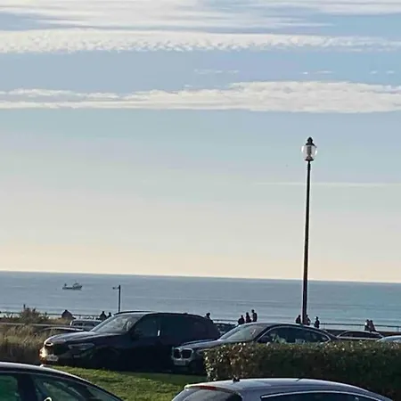 En Résidence Face Avec Parking Apartamento